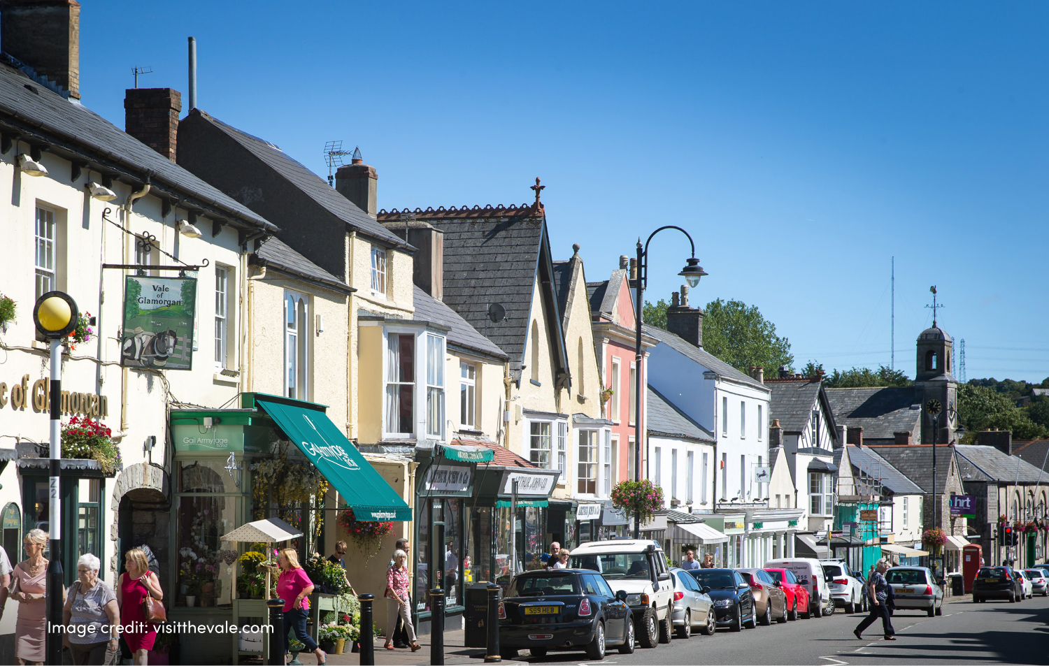 Choosing Between City Life and Country Living: A Guide by Herbert R Thomas