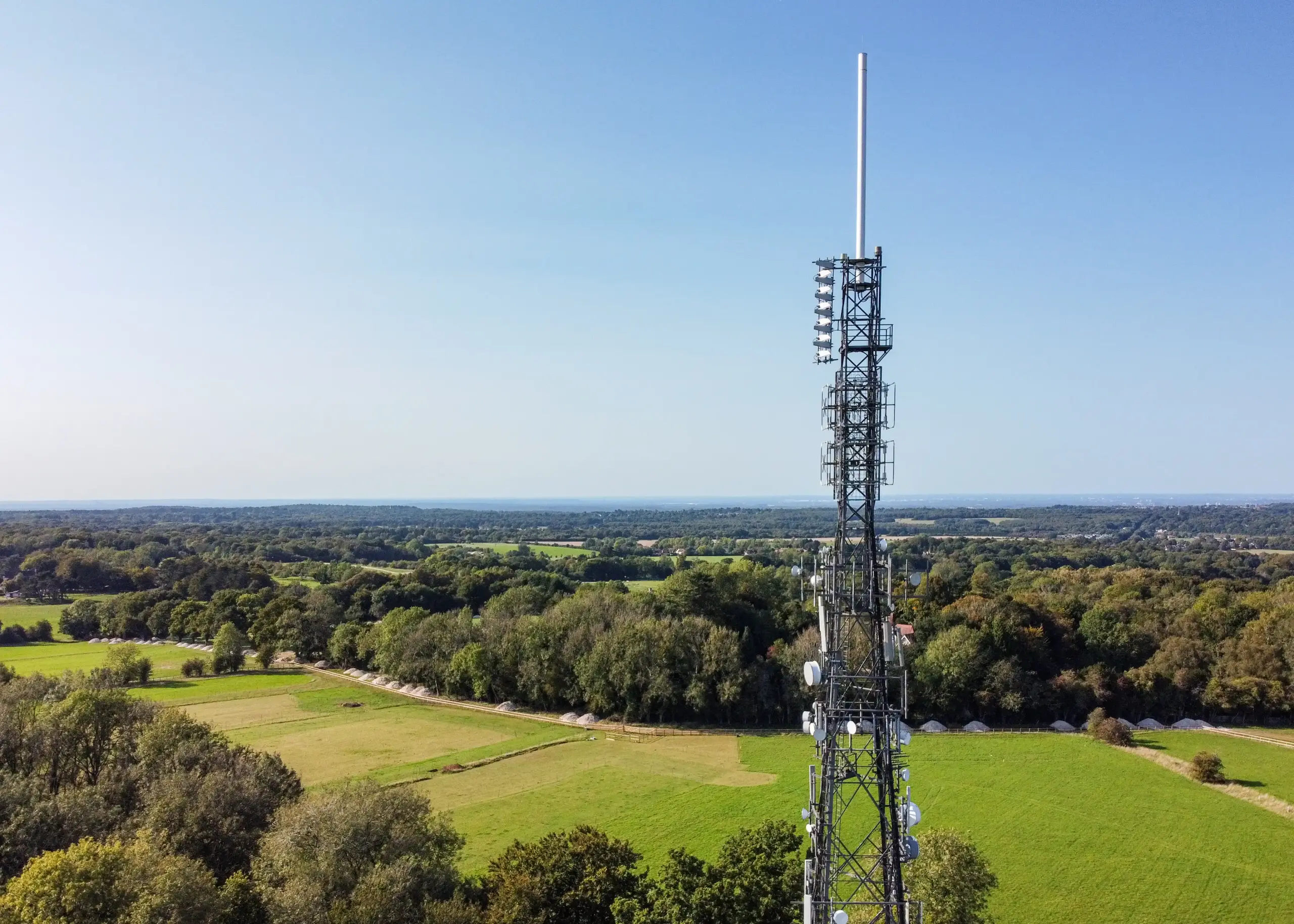 Telecommunications mast